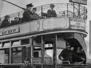 Reparan el asiento de un tranvía de 1947 Reparan el asiento de un tranvía de 1947