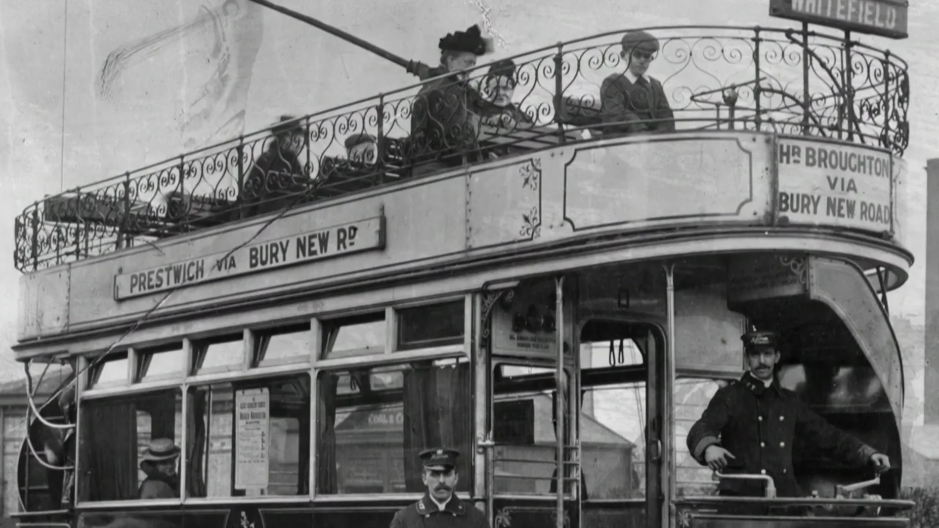 Reparan el asiento de un tranvía de 1947