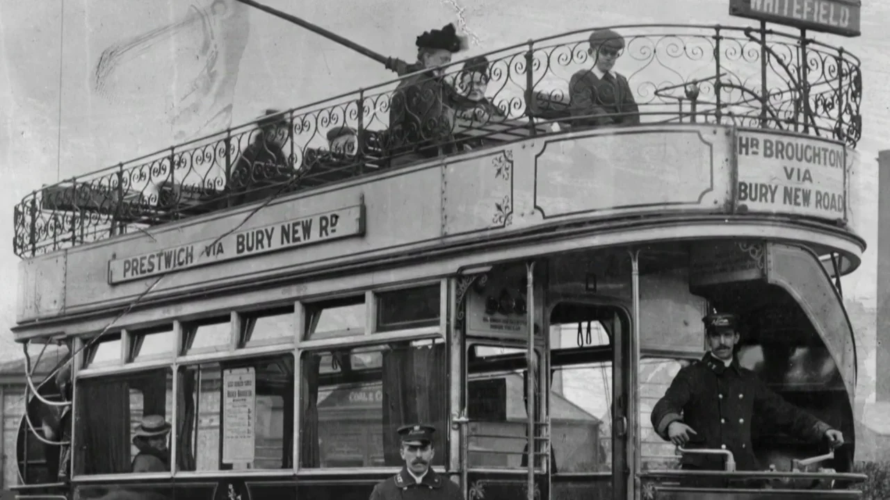Reparan el asiento de un tranv&iacute;a de 1947