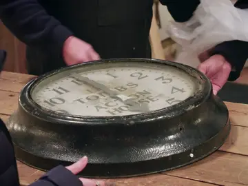 Un reloj de pared con mucha historia por detrás necesita un arreglo Un reloj de pared con mucha historia por detrás necesita un arreglo