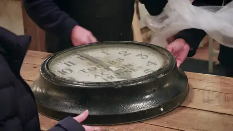 Un reloj de pared con mucha historia por detrás necesita un arreglo Un reloj de pared con mucha historia por detrás necesita un arreglo