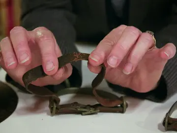 Las viejas reliquias de un soldado de la segunda guerra mundial llegan a la tienda de las restauraciones Las viejas reliquias de un soldado de la segunda guerra mundial llegan a la tienda de las restauraciones