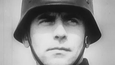 Soldado de las SS nazi megaestructuras