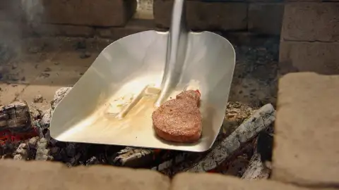 Sellar los filetes en una pala Maestros de la parrilla