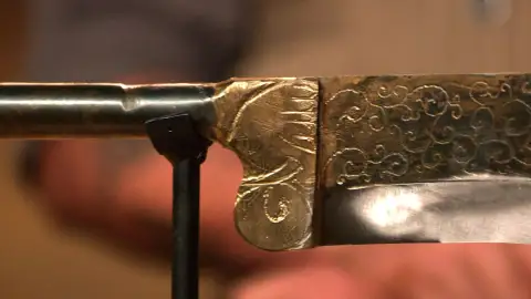 El Bujh, un híbrido de hacha y cuchillo Forjado a fuego