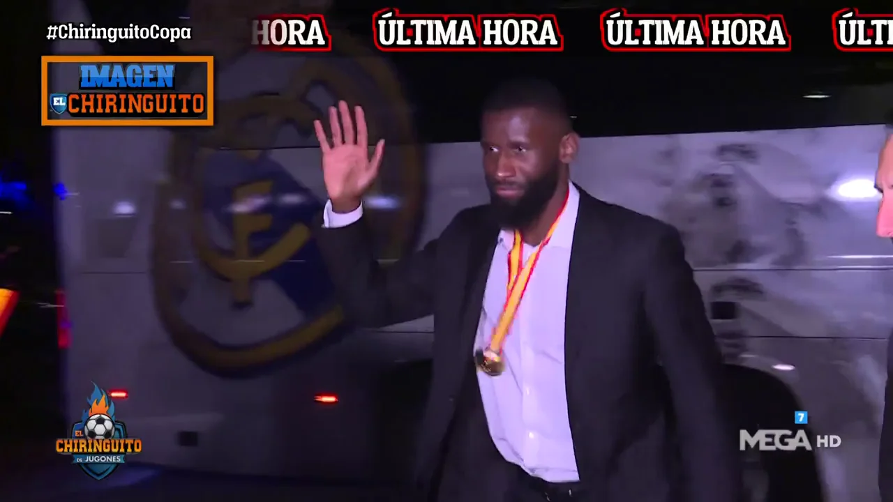 Los jugadores del Madrid llegan al hotel con la Copa Los jugadores del Madrid llegan al hotel con la Copa