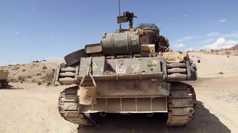 Rick conduce un tanque Sherman M4A3 de 1942 Mega