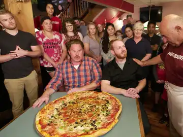 Casey y Ryan Maassen se enfrentan a una pizza gigante de 74 centímetros