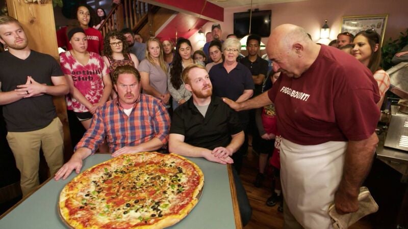 Casey y Ryan Maassen se enfrentan a una pizza gigante de 74 centímetros