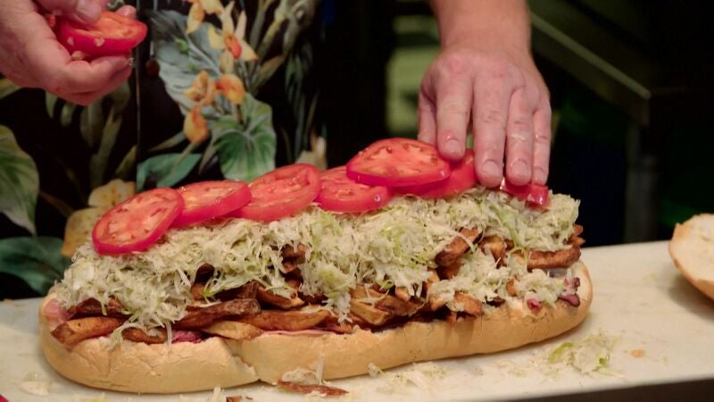En Pittsburgh tienen uno de los bocadillos más grandes del mundo y Casey quiere enfrentarse a él