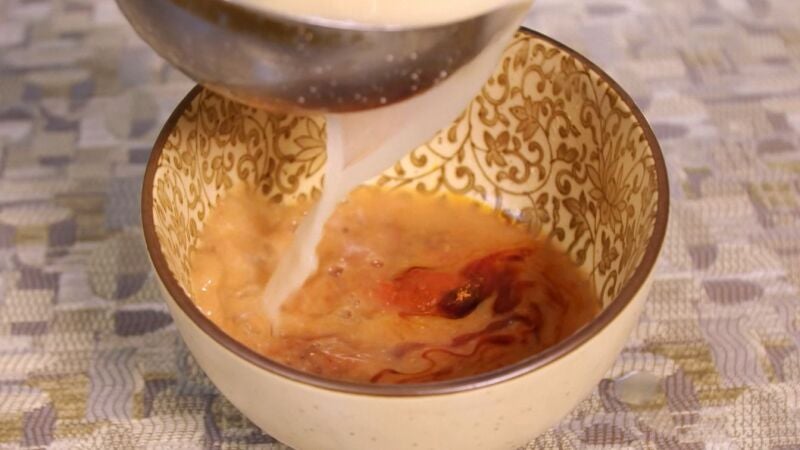 La salsa que se sirve en un bol de cerámica porque es tan picante que derrite el de plástico