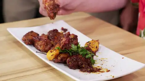 El chile fantasma y habanero bañan estas alitas ¿logrará Casey comérselas en 6 minutos? El chile fantasma y habanero bañan estas alitas ¿logrará Casey comérselas en 6 minutos?