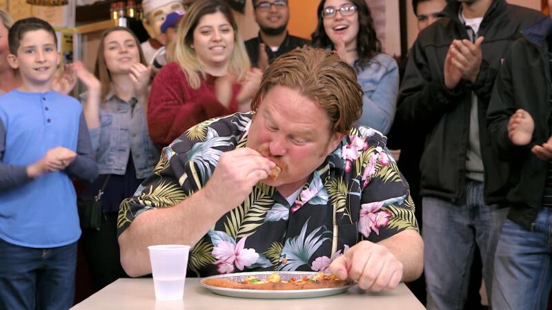 Casey Webb y la pizza picante de Papa Pancho, ¿podrá con ella? 