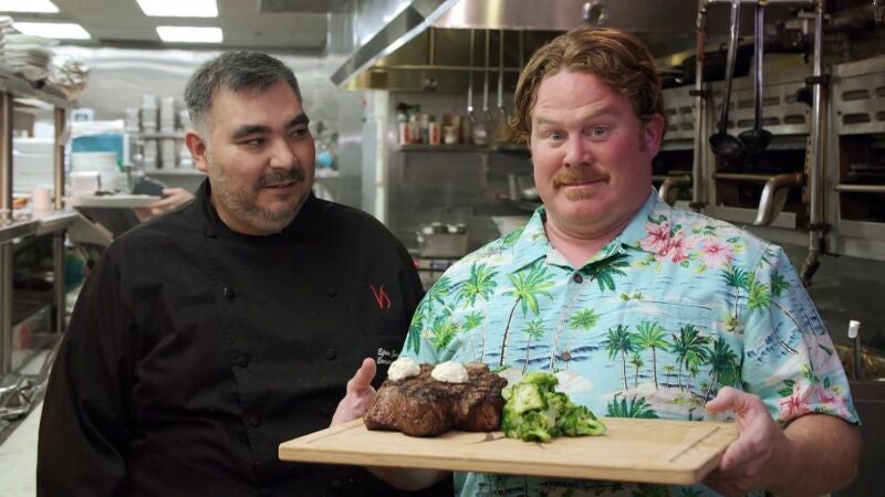 Chuck Norris es uno de los pocos que lograron terminarse este enorme plato de carne