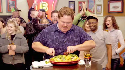 Casey se somete al reto del Burrito Cumbre de las Rocosas que nadie ha superado Casey se somete al reto del Burrito Cumbre de las Rocosas que nadie ha superado