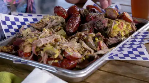 Webb tiene 30 minutos para terminarse este plato descomunal para cinco personas Webb tiene 30 minutos para terminarse este plato descomunal para cinco personas