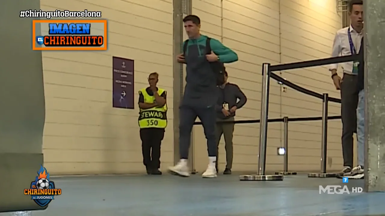 Lewandowski sale cojeando del vestuario Lewandowski sale cojeando del vestuario