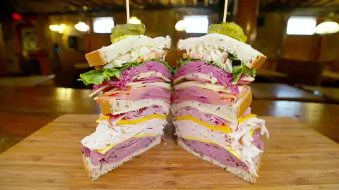 Webb acepta el desafío del Tonel del callejón en Nueva York: se enfrenta a un sándwich de kilo y medio Webb acepta el desafío del Tonel del callejón en Nueva York: se enfrenta a un sándwich de kilo y medio