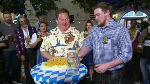 ¡Sorpresa gastronómica! Dos kilos de pasta alemana esperan a Casey ¡Sorpresa gastronómica! Dos kilos de pasta alemana esperan a Casey