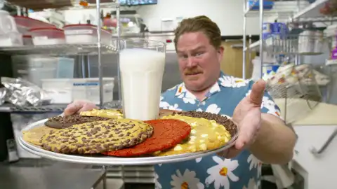 Un desafío dulce y gigante: Casey se enfrenta a diez galletas del tamaño de un rostro humano Un desafío dulce y gigante: Casey se enfrenta a diez galletas del tamaño de un rostro humano