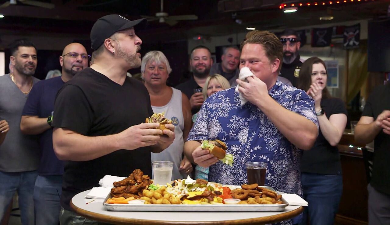 Casey se enfrenta al desaf&iacute;o en equipo del atrac&oacute;n: deber&aacute; engullir 4 kilos de comida 