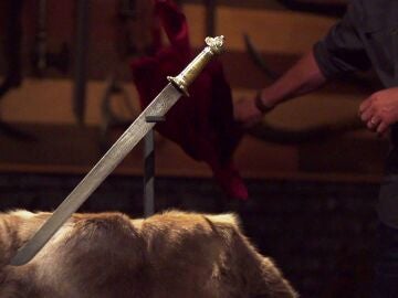 Los herreros se enfrentan al desafío de replicar una antigua espada tibetana del siglo XVIII