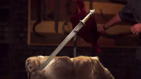 Los herreros se enfrentan al desafío de replicar una antigua espada tibetana del siglo XVIII Los herreros se enfrentan al desafío de replicar una antigua espada tibetana del siglo XVIII