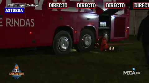 El autobús del Sevilla se queda encallado en Astorga El autobús del Sevilla se queda encallado en Astorga