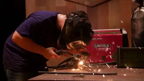 Diseñar un cuchillo es el objetivo de los cuatro jóvenes campeones de Forjado a fuego Diseñar un cuchillo es el objetivo de los cuatro jóvenes campeones de Forjado a fuego