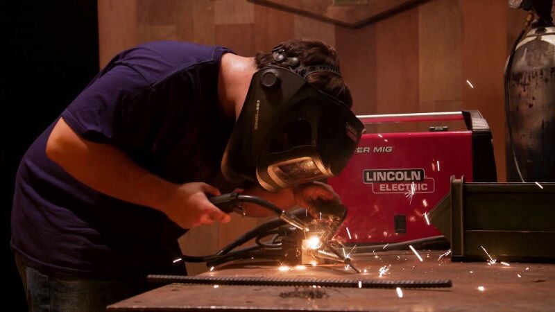 Diseñar un cuchillo es el objetivo de los cuatro jóvenes campeones de Forjado a fuego 