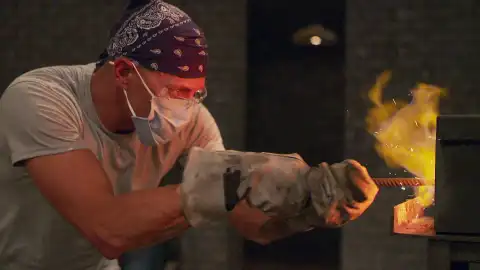 Los herreros se enfrentan de nuevo a uno de los jueces de Forjado a fuego tras los fallos catastróficos en sus armas Los herreros se enfrentan de nuevo a uno de los jueces de Forjado a fuego tras los fallos catastróficos en sus armas