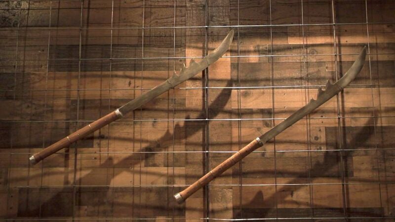 El reto de elaborar en pocos días dos enormes espadas para luchar a lomos de elefantes