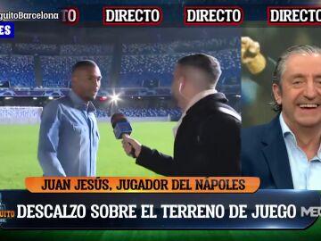 Juan Jesús caminó descalzo por el césped tras el partido