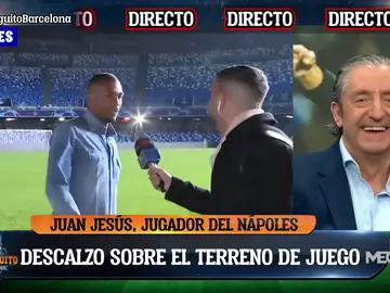 Juan Jesús caminó descalzo por el césped tras el partido Juan Jesús caminó descalzo por el césped tras el partido