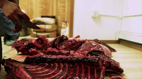 Sobrevivir en un pueblo remoto de Alaska es imposible sin cazar tu propio alimento Sobrevivir en un pueblo remoto de Alaska es imposible sin cazar tu propio alimento