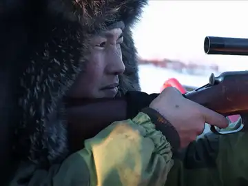 Para asegurar su éxito en la caza de focas, Agnes debe practicar el tiro con un rifle de precisión