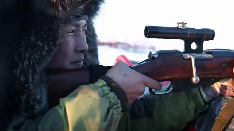 Para asegurar su éxito en la caza de focas, Agnes debe practicar el tiro con un rifle de precisión Para asegurar su éxito en la caza de focas, Agnes debe practicar el tiro con un rifle de precisión