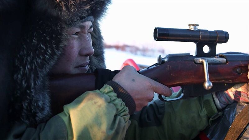 Para asegurar su éxito en la caza de focas, Agnes debe practicar el tiro con un rifle de precisión