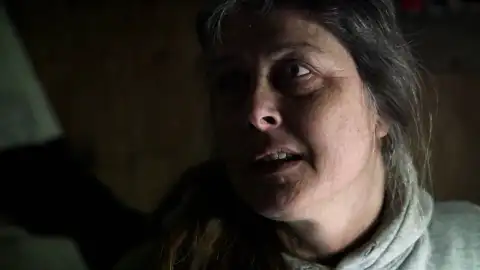 Sue AIkens se lleva un susto de muerte: está a punto de ser atacada por un lobo o carcayú Sue AIkens se lleva un susto de muerte: está a punto de ser atacada por un lobo o carcayú