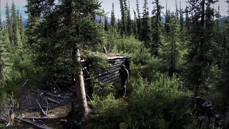Glenn aprovecha el deshielo para inspeccionar una vieja cabaña de trampero de hace 40 años