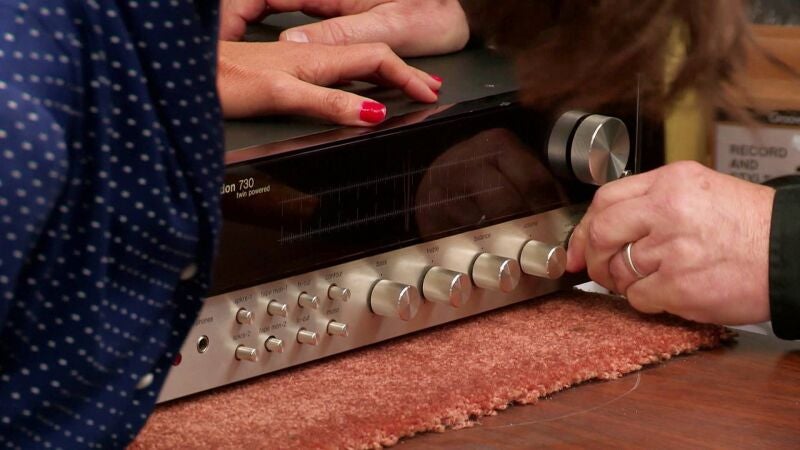 Lisa logra ganar más dinero de lo esperado con la venta de unos altavoces futuristas y un receptor vintage