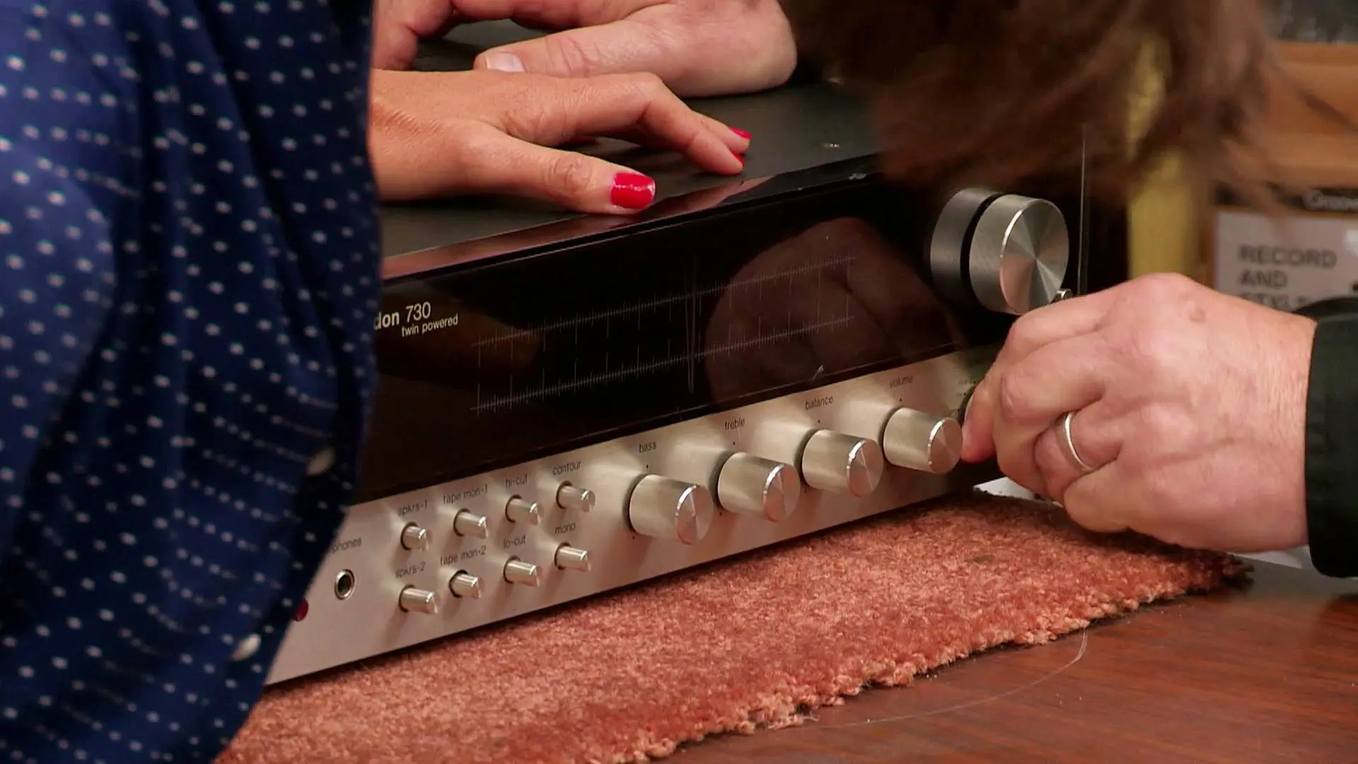Lisa logra ganar m&aacute;s dinero de lo esperado con la venta de unos altavoces futuristas y un receptor vintage