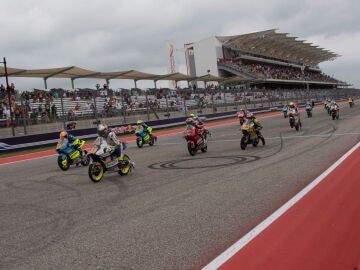 Los pilotos de Moto3 salen durante la carrera en el MotoGP de las Americas en Austin, Texas.