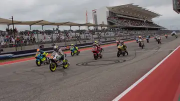 Los pilotos de Moto3 salen durante la carrera en el MotoGP de las Americas en Austin, Texas.