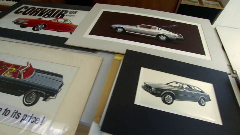 Mike compra unas ilustraciones de coches antiguos hechas a mano