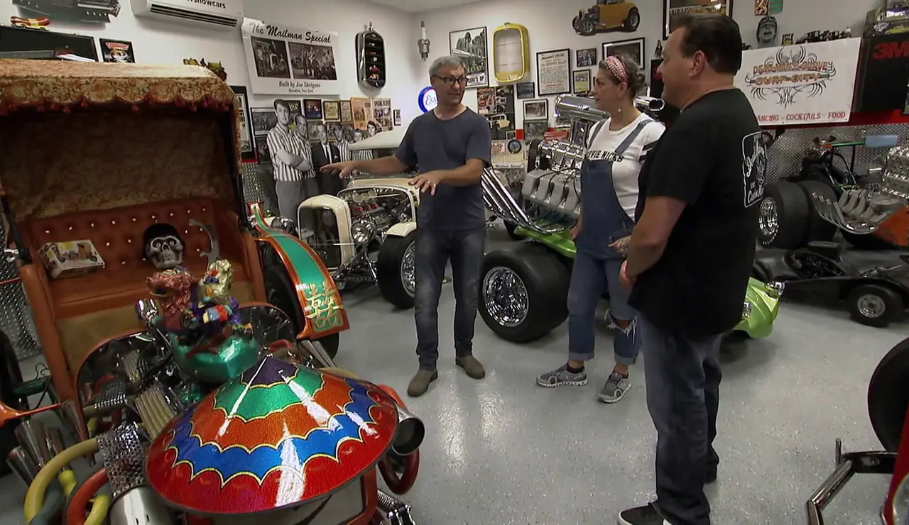 Robbie Wolfe, impresionado al ver el Rickshaw, una creación del rey del tuning, George Barris 