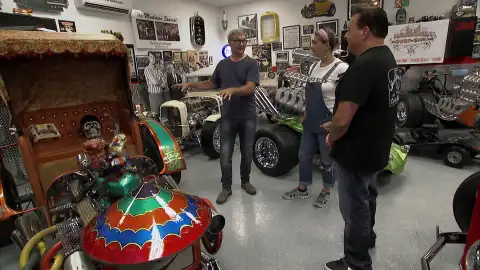Robbie Wolfe, impresionado al ver el Rickshaw, una creación del rey del tuning, George Barris  Robbie Wolfe, impresionado al ver el Rickshaw, una creación del rey del tuning, George Barris