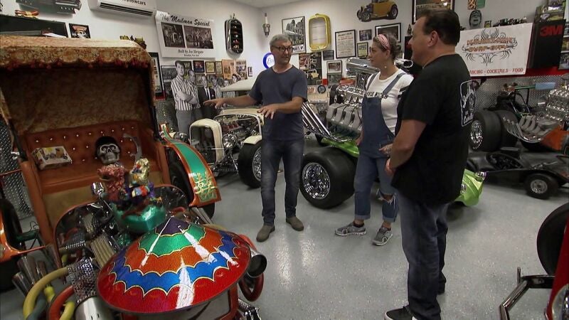 Robbie Wolfe, impresionado al ver el Rickshaw, una creación del rey del tuning, George Barris 