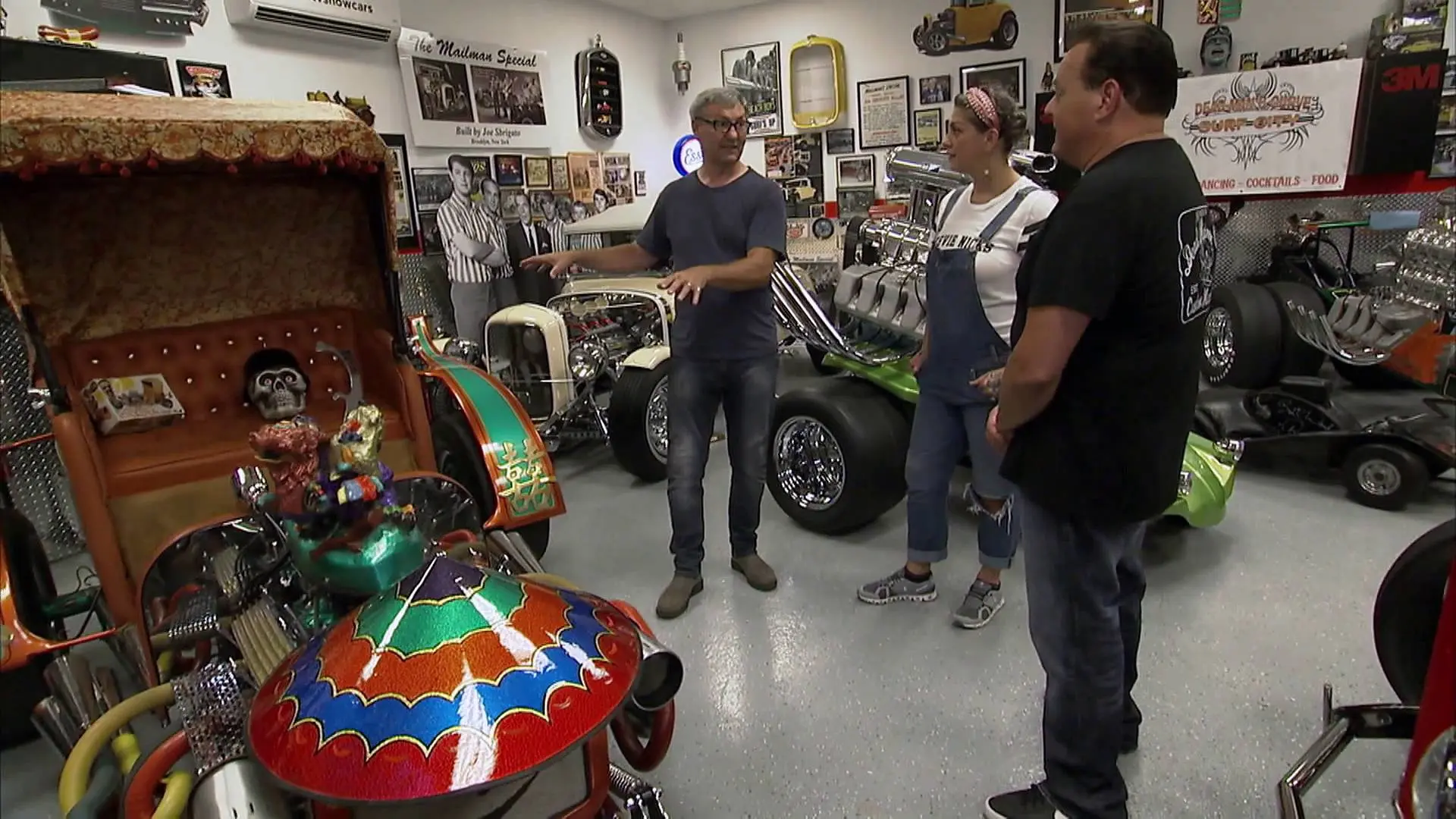 Robbie Wolfe, impresionado al ver el Rickshaw, una creación del rey del tuning, George Barris Robbie Wolfe, impresionado al ver el Rickshaw, una creación del rey del tuning, George Barris