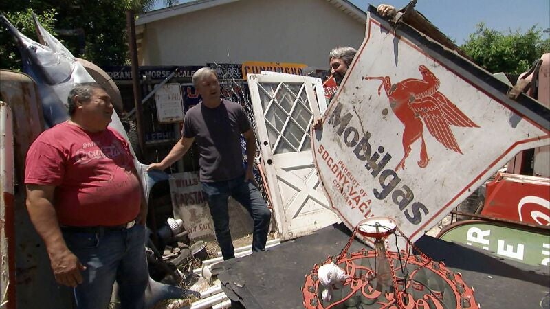 Los cazatesoros acuden a la casa de un hombre que acumula carteles publicitarios que son obras de arte